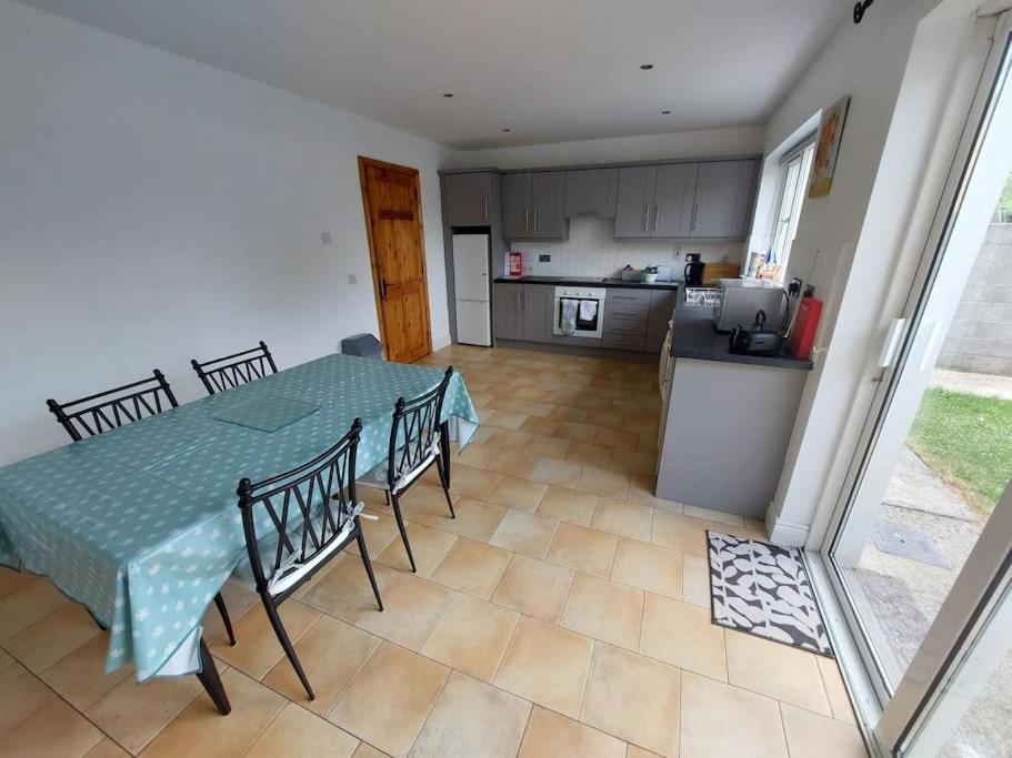 הוילה Bruff 3 Bed Semi-Detached House In A Quite Estate מראה חיצוני תמונה
