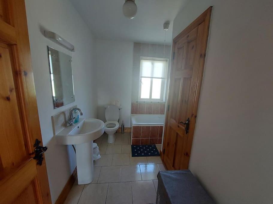 הוילה Bruff 3 Bed Semi-Detached House In A Quite Estate מראה חיצוני תמונה